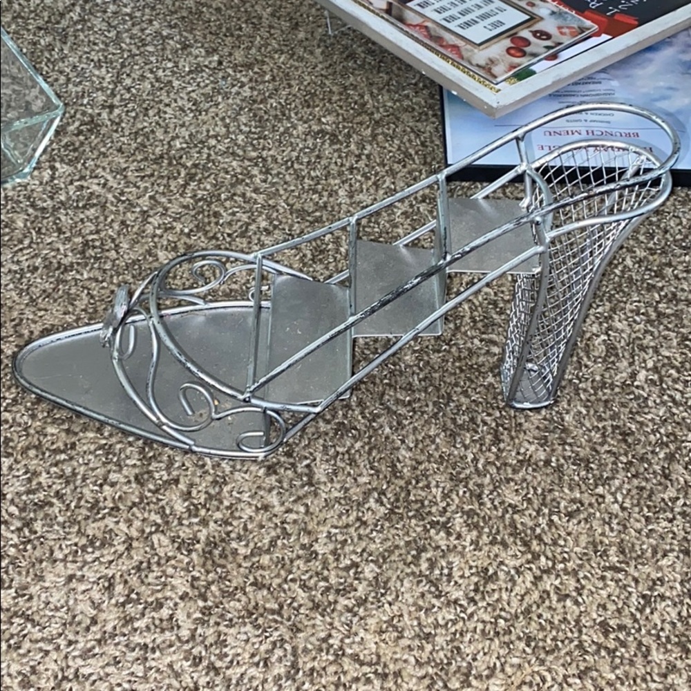 Distressed heel stand